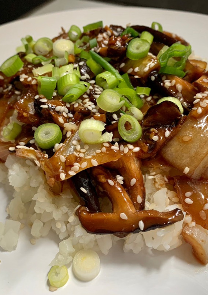 Una foto de Setas shiitake con salsa de soja y sésamo