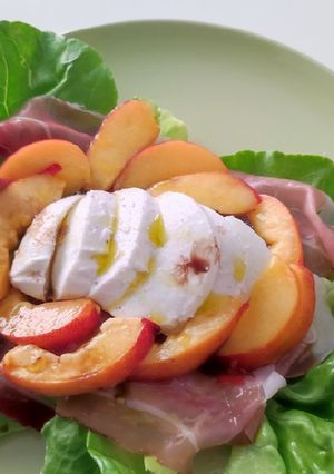 Foto di Insalata estiva pesche e speck