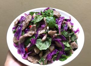 Hình của món Nộm bò bắp cải tím.