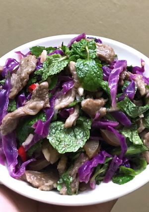 Hình của món Nộm bò bắp cải tím.