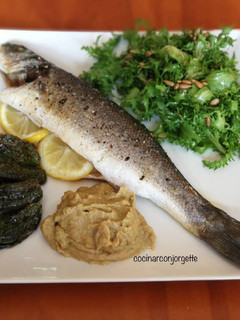 Una foto de Lobarro al horno con hummus y ensalada