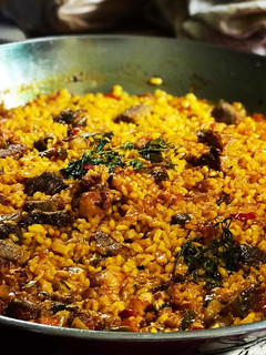 Una foto de Arroz con churrasco y pollo al curry con aroma de tomillo