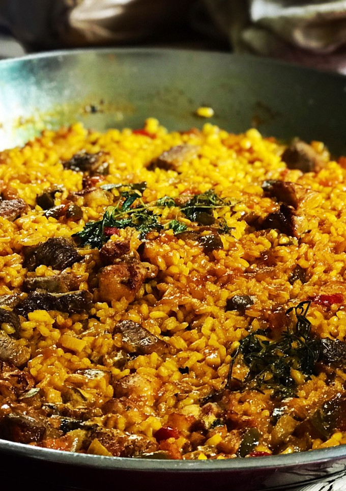 Una foto de Arroz con churrasco y pollo al curry con aroma de tomillo