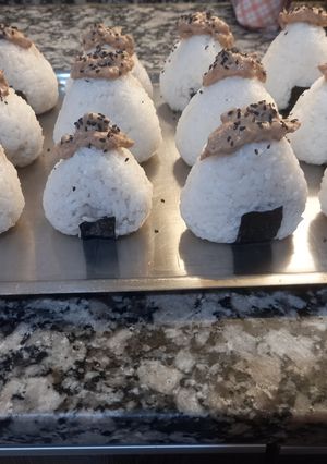 Una foto de Onigiris Tunamayo
