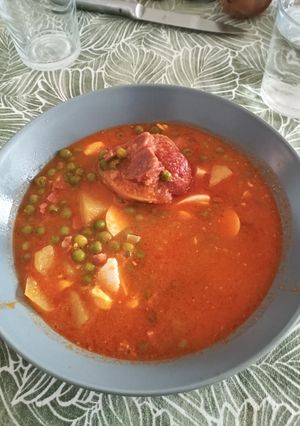 Una foto de Guisado de guisantes y jamón