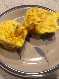 Una foto de Soufflés de huevos y queso 🥚 🧀