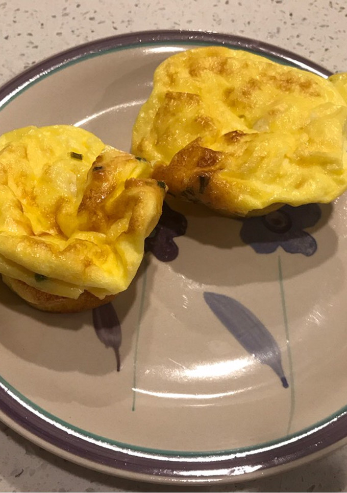Una foto de Soufflés de huevos y queso 🥚 🧀