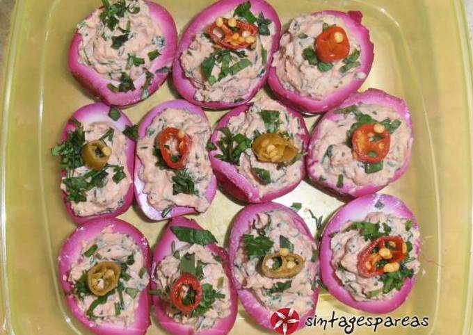 κύρια φωτογραφία συνταγής Βαμμένα κόκκινα αυγά για τη νύχτα (τουρσί και γεμιστά)