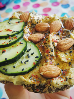 Una foto de Tosta de hummus cañero