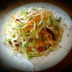 Una foto de Coleslaw and carrot salad, beetroot, sesame👍👍😋😋😋