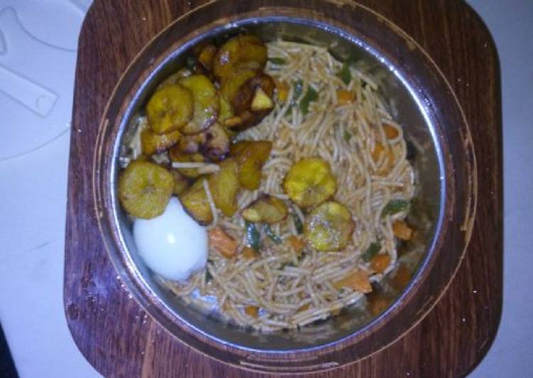 Steps to Prepare Award-winning Spagetti with fried plantain,egg and vegetable