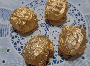 Una foto de Bombones de chocolate simples, rellenos y chupetines fáciles