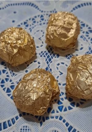 Una foto de Bombones de chocolate simples, rellenos y chupetines fáciles