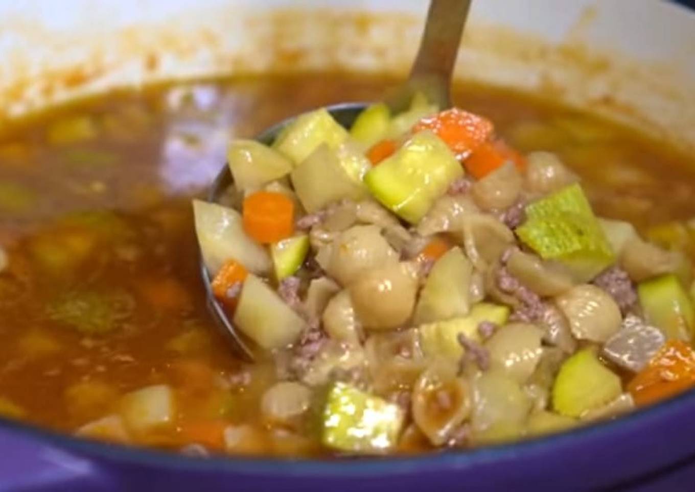 Sopa de caracol con verduras y carne