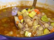Una foto de sopa de calabaza con acelgas