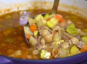 Una foto de Sopa de caracol con verduras y carne