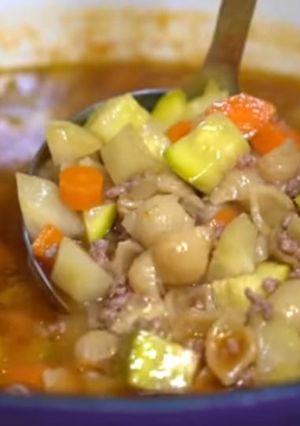 Una foto de Sopa de caracol con verduras y carne