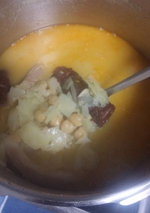 Una foto de Cocido con col y morcilla