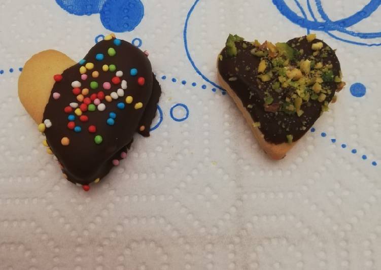 Biscotti di pasta frolla ricoperti di cioccolato senza burro
