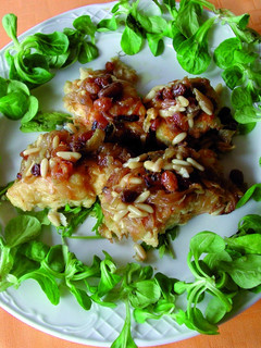 Una foto de Bacalao con cebolla caramelizada piñones y pasas