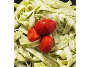 Una foto de pesto de rúcula