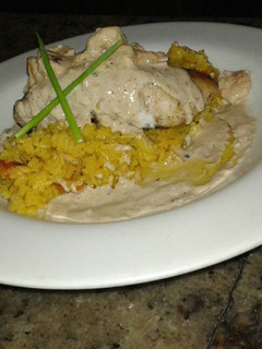 Una foto de Arroz cremoso con lomo de pescado asado en salsa de Camarones