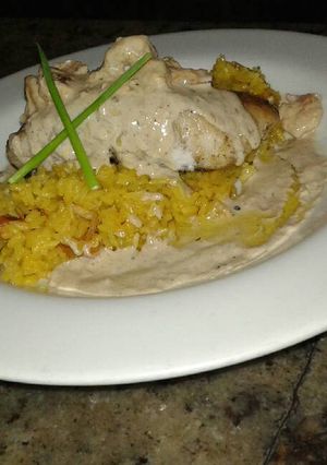Una foto de Arroz cremoso con lomo de pescado asado en salsa de Camarones