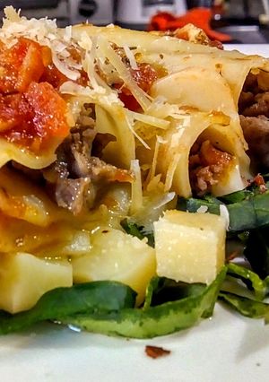 Una foto de CANELONES A La Napolitana sobre Cama de Espinacas y Mozzarella💗