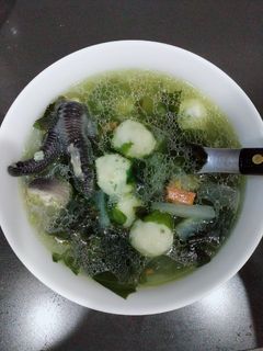 海帶芽魚丸蘿蔔絲雞腳湯(清冰箱料理) 的食譜成品照片