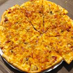Una foto de Pizza estilo carbonara sin nata ni cebolla