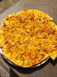 Una foto de Pizza estilo carbonara sin nata ni cebolla