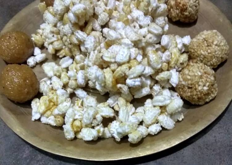 Recipe of Super Quick Khoi gur,naru and tiler Nadu(parched rice jaggery mix, coconut and sesame ladoo)
