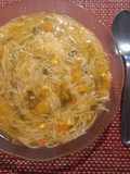 Sopa de Caldo de Verduras y Pollo con Cabello de Ángel