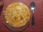 Una foto de sopa de caldo
