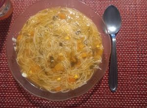 Una foto de Sopa de Caldo de Verduras y Pollo con Cabello de Ángel