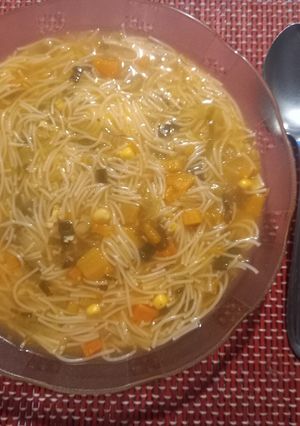 Una foto de Sopa de Caldo de Verduras y Pollo con Cabello de Ángel