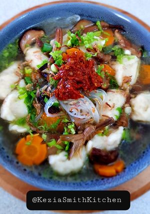 A picture of SOP TEKWAN (Fish Balls Soup).