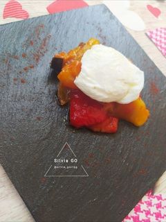Una foto de Salteado de verduras y huevo poché
