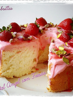 Una foto de Pastel Ángel con crema de queso y fresas