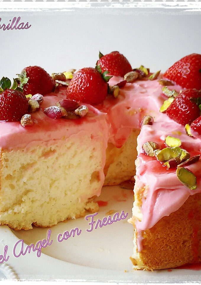 Una foto de Pastel Ángel con crema de queso y fresas