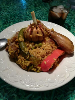 Una foto de Arroz de gallina campera con guisantes en su vaina
