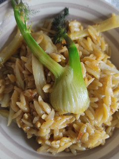 Una foto de Cremoso vegano de orzo con hinojo