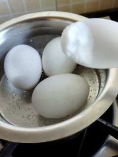 उबले अंडे(uble ande recipe in hindi) रेसिपी मुख्य फोटो