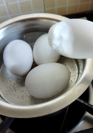 उबले अंडे(uble ande recipe in hindi) रेसिपी मुख्य फोटो