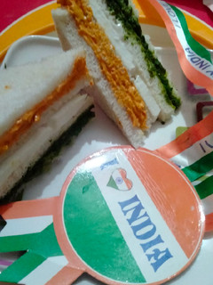 तिरंगा सैंडविच (Tiranga sandwich recipe in Hindi) रेसिपी मुख्य फोटो