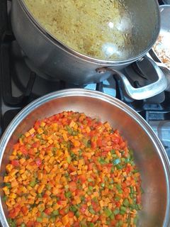 Una foto de Arroz con camarón y verduras