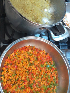 Una foto de Arroz con camarón y verduras