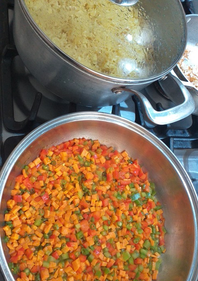 Una foto de Arroz con camarón y verduras