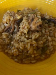 Una foto de Arroz con pulpitos encebollados