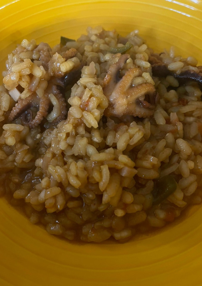 Una foto de Arroz con pulpitos encebollados
